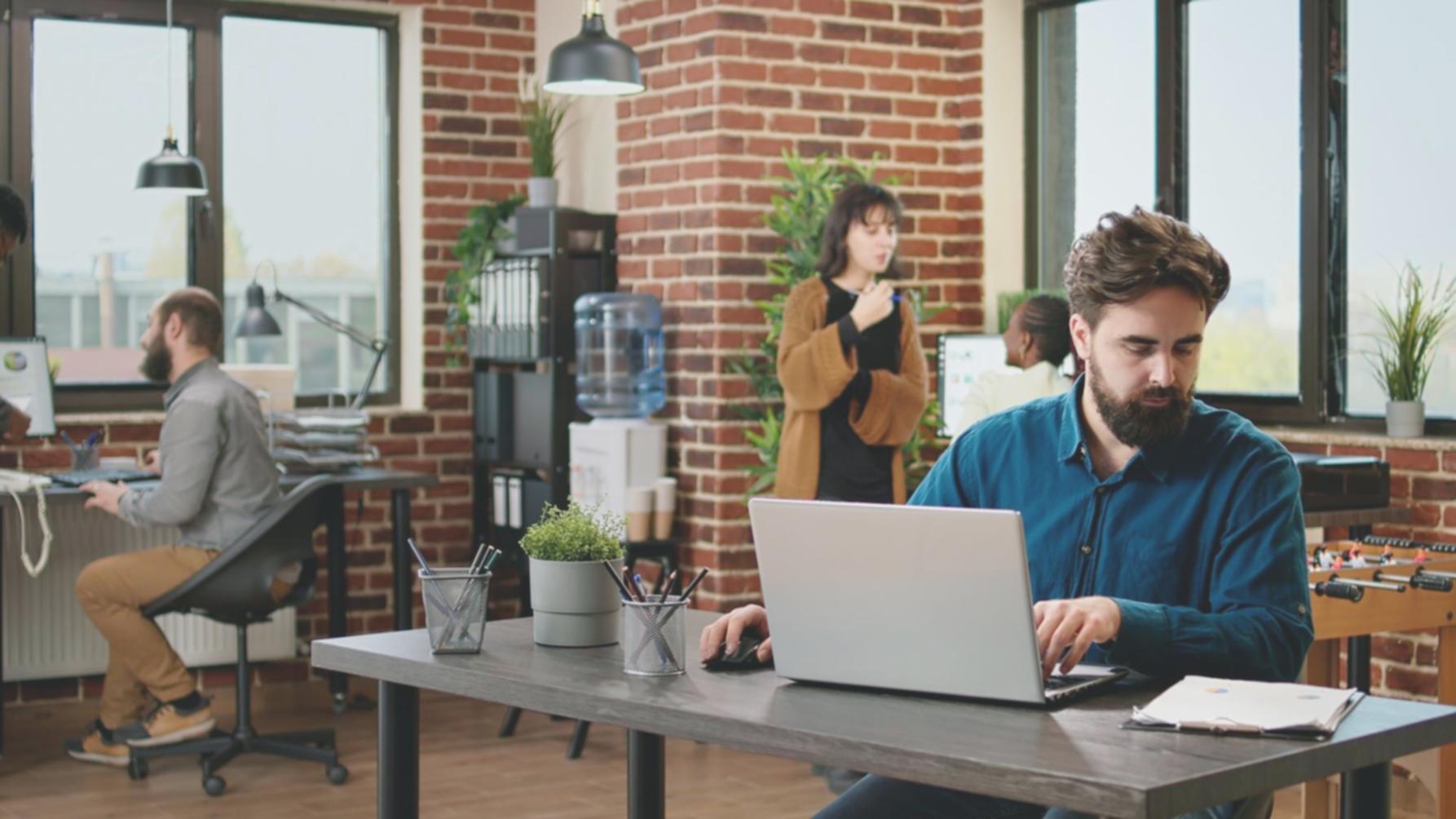Personne travaillant sur un ordinateur avec tableau de bord financier et documents de planification
