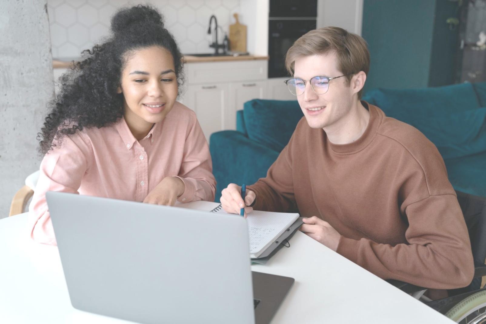 Interface de planification budgétaire sur différents navigateurs web